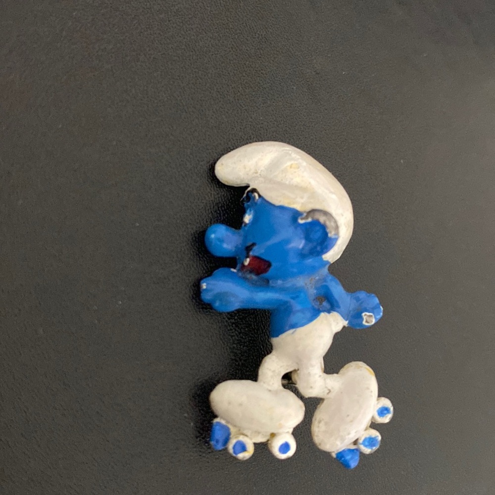 Vintage Peyo Smurf Metal Enamel Smurfs Roller Skater Pin